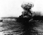 La Lexington esplode l'8 maggio 1942 alcune ore dopo essere stata gravemente danneggiata da attacchi arei giapponesi