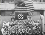 Membri dell’equipaggio dell’incrociatore statunitense Omaha a bordo del violatore di blocco tedesco Odenwald (Foto da Faggioni G. – La guerra aeronavale lungo le coste dell’America meridionale, Bollettino d’Archivio dell’Ufficio Storico della Marina Milit