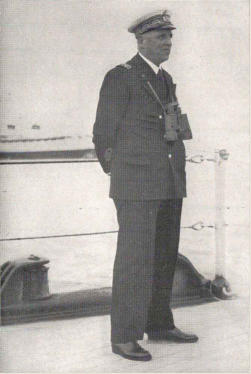 L'ammiraglio Wladimiro Pini a bordo dell'incrociatore Trieste
